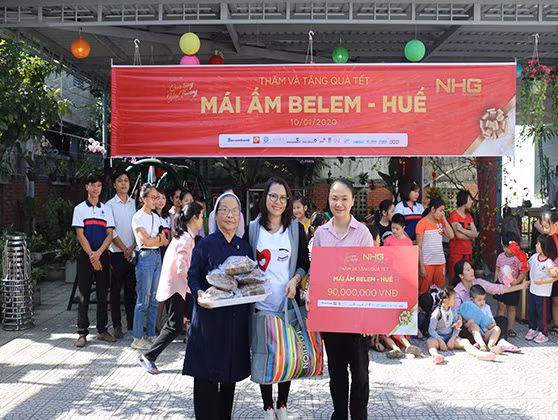 Học sinh UK Academy và đại diện NHG trao tặng tiền, quà cho Mái ấm Belem, Thừa Thiên Huế (ảnh: NHG) Học sinh UK Academy và đại diện NHG trao tặng tiền, quà cho Mái ấm Belem, Thừa Thiên Huế (ảnh: NHG)