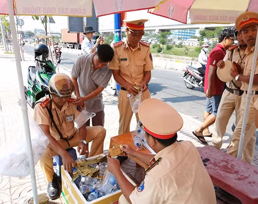 Chỉ trong vòng chưa đến 1 tiếng, khoảng 100 thùng nước suối đã được phát hết tới tay người dân (ảnh: P.L) Chỉ trong vòng chưa đến 1 tiếng, khoảng 100 thùng nước suối đã được phát hết tới tay người dân (ảnh: P.L)
