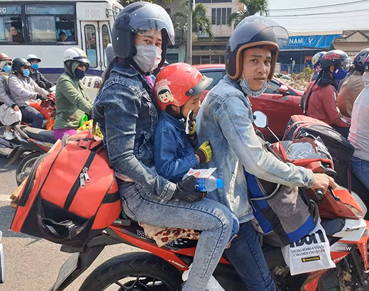 Một em học sinh nhỏ theo ba mẹ về quê được phát nước suối ở huyện Bình Chánh (ảnh: P.L) Một em học sinh nhỏ theo ba mẹ về quê được phát nước suối ở huyện Bình Chánh (ảnh: P.L)