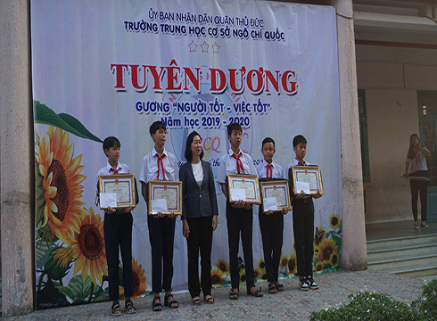 Khen thưởng nhóm học sinh Trường Ngô Chí Quốc trả lại tiền cho người bị mất (ảnh: CTV) Khen thưởng nhóm học sinh Trường Ngô Chí Quốc trả lại tiền cho người bị mất (ảnh: CTV)