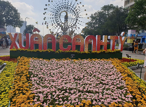 Đường hoa Nguyễn Huệ Xuân Canh Tý mở cửa đón khách tham quan từ tối ngày 22/1 (28 tháng Chạp, ảnh: P.L) Đường hoa Nguyễn Huệ Xuân Canh Tý mở cửa đón khách tham quan từ tối ngày 22/1 (28 tháng Chạp, ảnh: P.L)