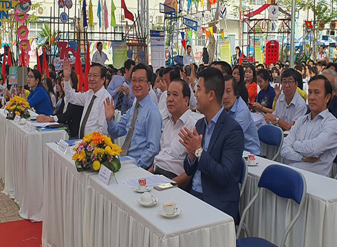 Ông Lê Hồng Sơn (ngoài cùng, trái) tham dự khai mạc ở cụm trại tổ chức tại Trường Gia Định (ảnh: L.H.A) Ông Lê Hồng Sơn (ngoài cùng, trái) tham dự khai mạc ở cụm trại tổ chức tại Trường Gia Định (ảnh: L.H.A)