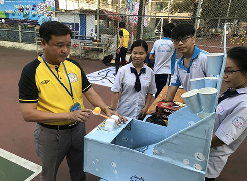 Hiệu trưởng Võ Thiện Cang thăm, trao đổi với học sinh ở các gian hàng (ảnh: CTV) Hiệu trưởng Võ Thiện Cang thăm, trao đổi với học sinh ở các gian hàng (ảnh: CTV)