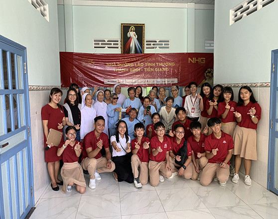 Học sinh iSchool Long An, đại diện NHG trao tặng tiền, quà cho Nhà Dưỡng lão tình thương Thanh Bình (ảnh: NHG) Học sinh iSchool Long An, đại diện NHG trao tặng tiền, quà cho Nhà Dưỡng lão tình thương Thanh Bình (ảnh: NHG)