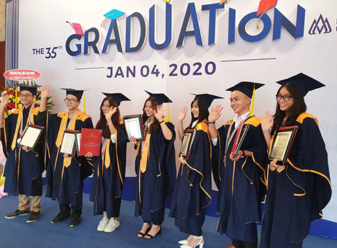 Một số sinh viên vừa tốt nghiệp trong lần thứ 35 của Trường Đại học Hoa Sen (ảnh: P.L)