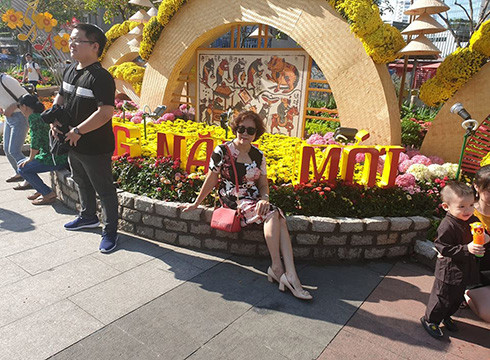 Người dân chụp hình, ngồi hẳn lên bậc thềm làm dập nát các chậu hoa trưng bày (ảnh: P.L) Người dân chụp hình, ngồi hẳn lên bậc thềm làm dập nát các chậu hoa trưng bày (ảnh: P.L)