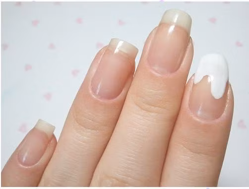 Phủ sơn trắng lên phần móng phía trên để tạo nền cho kiểu nail
