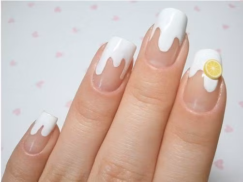 Chọn một vài loại họa tiết và gắn chúng lên phần đã được sơn màu trắng trên móng tay của bạn