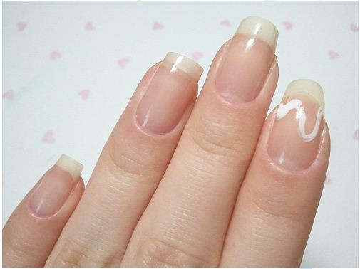 Bước 1: Sau khi làm sạch móng tay và giũa, gọt theo hình dáng mà bạn thích, dùng bút vẽ nhọn đầu để vẽ một đường ở phần đầu móng tay, hãy vẽ một đường gợn sóng thật tự nhiên. Bước 1: Sau khi làm sạch móng tay và giũa, gọt theo hình dáng mà bạn thích, dùng bút vẽ nhọn đầu để vẽ một đường ở phần đầu móng tay, hãy vẽ một đường gợn sóng thật tự nhiên.