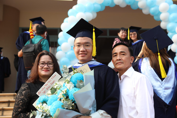 Võ Đình Doãn và bố mẹ tại lễ tốt nghiệp (ảnh: B.Ngọc) Võ Đình Doãn và bố mẹ tại lễ tốt nghiệp (ảnh: B.Ngọc)