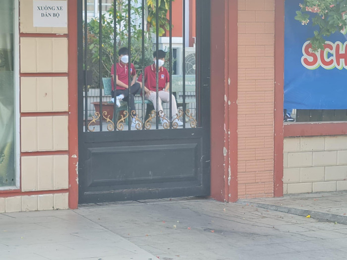 Tại thời điểm 8h ngày 14/3, vẫn có học sinh bên trong cơ sở 2 trường Đào Duy Anh (ảnh: P.L) Tại thời điểm 8h ngày 14/3, vẫn có học sinh bên trong cơ sở 2 trường Đào Duy Anh (ảnh: P.L)