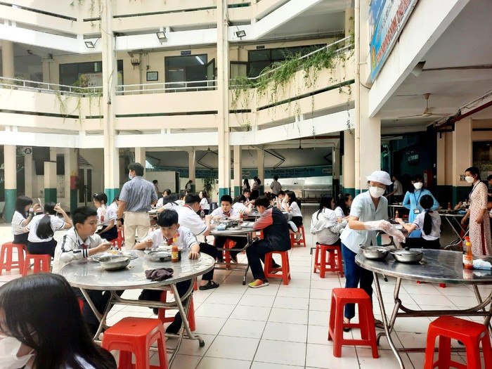 Trường trung học cơ sở Nguyễn Du tổ chức cho học sinh ăn trưa theo ca, theo giờ nhằm tránh tụ tập đông người (ảnh: NTCC) Trường trung học cơ sở Nguyễn Du tổ chức cho học sinh ăn trưa theo ca, theo giờ nhằm tránh tụ tập đông người (ảnh: NTCC)