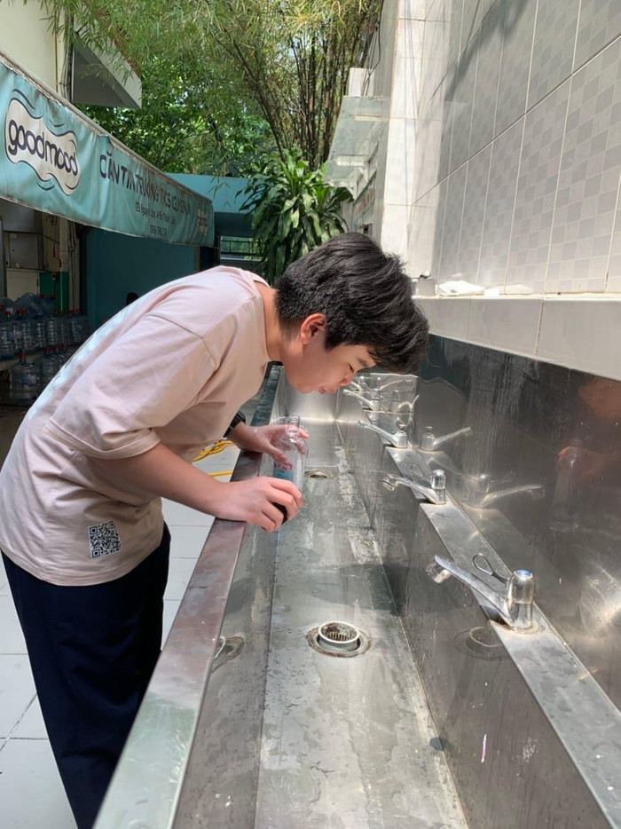 Học sinh trường Nguyễn Du súc miệng nước muối sau khi ăn trưa xong (ảnh: NTCC) Học sinh trường Nguyễn Du súc miệng nước muối sau khi ăn trưa xong (ảnh: NTCC)