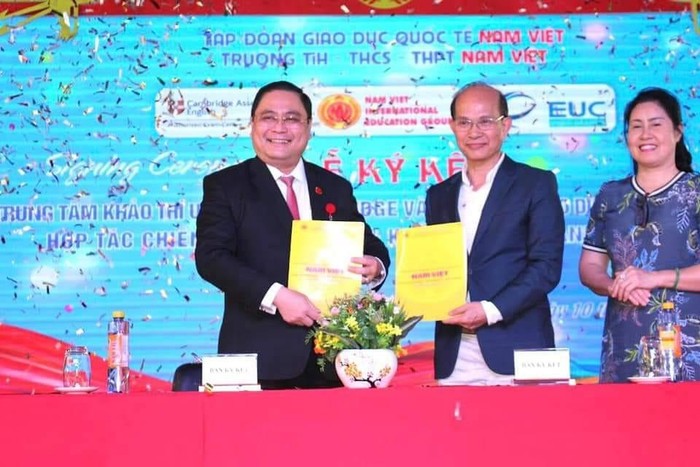 Ông Nguyễn Đức Quốc (trái) ký kết hợp tác với Trung tâm Khảo thí Cambridge VN503 (ảnh: P.L) Ông Nguyễn Đức Quốc (trái) ký kết hợp tác với Trung tâm Khảo thí Cambridge VN503 (ảnh: P.L)