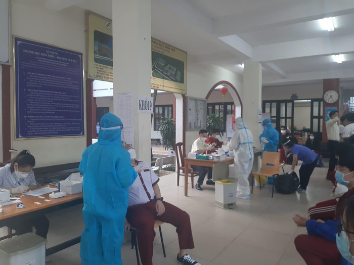 Học sinh Thành phố Hồ Chí Minh thực hiện việc xét nghiệm nhanh kháng nguyên SAR-CoV-2 (ảnh minh họa: P.L) Học sinh Thành phố Hồ Chí Minh thực hiện việc xét nghiệm nhanh kháng nguyên SAR-CoV-2 (ảnh minh họa: P.L)