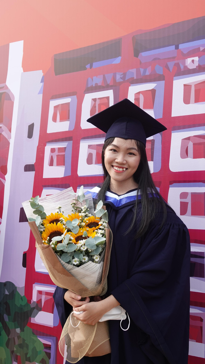 Lê Phạm Nguyệt Thương tại buổi lễ tốt nghiệp ở trường (ảnh: B.Ngọc) Lê Phạm Nguyệt Thương tại buổi lễ tốt nghiệp ở trường (ảnh: B.Ngọc)