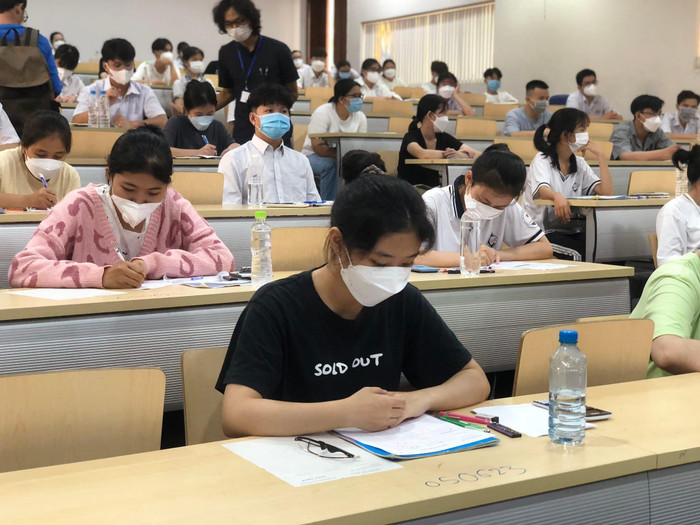 Thí sinh dự thi đợt 1 kỳ thi đánh giá năng lực ở điểm thi Trường Đại học Quốc tế (ảnh: P.L) Thí sinh dự thi đợt 1 kỳ thi đánh giá năng lực ở điểm thi Trường Đại học Quốc tế (ảnh: P.L)