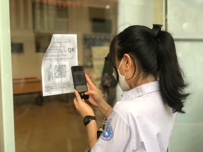 Thí sinh khai báo y tế trước khi bước vào phòng thi ở điểm Trường Đại học Quốc tế (ảnh: P.L) Thí sinh khai báo y tế trước khi bước vào phòng thi ở điểm Trường Đại học Quốc tế (ảnh: P.L)