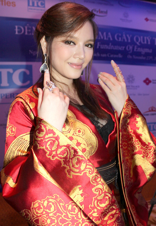 Tháng 11/2011, Lý Nhã Kỳ chuẩn bị cho việc ra mắt cửa hàng kim cương tại TP HCM với hàng loạt bài PR trên các báo lớn nhỏ. Trong đó nàng kiều nữ cho biết cô là đại diện phân phối của thương hiệu nữ trang, túi xách và đồng hồ nổi tiếng thế giới tại Việt Nam gồm: Prologue, de Grisogono, Roberto Coin, Paolo Piovan, Crivelli Gioielli, Graziella, Staurino và Zydo. Tuy nhiên, mới đây ông chủ tịch thương hiệu kim cương Zydo của Italy, David Zybert trong lần tới Việt Nam đã khẳng định đến thời điểm này hãng không có người đại diện tại Việt Nam. Ông này cũng cho rằng nhiều người muốn lợi dụng danh tiếng của thương hiệu này để bán sản phẩm của mình. Tháng 11/2011, Lý Nhã Kỳ chuẩn bị cho việc ra mắt cửa hàng kim cương tại TP HCM với hàng loạt bài PR trên các báo lớn nhỏ. Trong đó nàng kiều nữ cho biết cô là đại diện phân phối của thương hiệu nữ trang, túi xách và đồng hồ nổi tiếng thế giới tại Việt Nam gồm: Prologue, de Grisogono, Roberto Coin, Paolo Piovan, Crivelli Gioielli, Graziella, Staurino và Zydo. Tuy nhiên, mới đây ông chủ tịch thương hiệu kim cương Zydo của Italy, David Zybert trong lần tới Việt Nam đã khẳng định đến thời điểm này hãng không có người đại diện tại Việt Nam. Ông này cũng cho rằng nhiều người muốn lợi dụng danh tiếng của thương hiệu này để bán sản phẩm của mình.