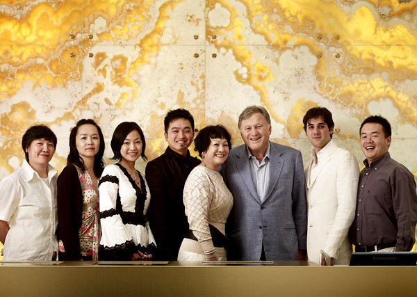 Người đẹp họ Lý giãy bày: "Trước đây Enigma "mẹ" tại Hong Kong từng hợp tác với thương hiệu kim cương của Italy là Zydo và bán sản phẩm của hãng này tại Macau. Thời điểm đó thật không may là phía Enigma và nhãn hiệu Zydo đang có xu hướng ngừng hợp tác vì khác nhau về hướng đi, quan điểm nghệ thuật. Nhưng vì chưa đi đến quyết định cuối cùng nên vì tôn trọng đối tác của mình, tôi vẫn phải nêu tên đầy đủ các nhãn hiệu trong các phát biểu của mình. Tuy nhiên sau đó khi cuộc thương thảo giữa Enigma Hong Kong và Zydo đã ngã ngũ, họ đi đến chấm dứt hợp tác thì từ đó tôi cũng không nhắc đến tên, không đưa thông tin, hình ảnh về sản phẩm của thương hiệu này nữa". (Theo Ngôi Sao) Người đẹp họ Lý giãy bày: "Trước đây Enigma "mẹ" tại Hong Kong từng hợp tác với thương hiệu kim cương của Italy là Zydo và bán sản phẩm của hãng này tại Macau. Thời điểm đó thật không may là phía Enigma và nhãn hiệu Zydo đang có xu hướng ngừng hợp tác vì khác nhau về hướng đi, quan điểm nghệ thuật. Nhưng vì chưa đi đến quyết định cuối cùng nên vì tôn trọng đối tác của mình, tôi vẫn phải nêu tên đầy đủ các nhãn hiệu trong các phát biểu của mình. Tuy nhiên sau đó khi cuộc thương thảo giữa Enigma Hong Kong và Zydo đã ngã ngũ, họ đi đến chấm dứt hợp tác thì từ đó tôi cũng không nhắc đến tên, không đưa thông tin, hình ảnh về sản phẩm của thương hiệu này nữa". (Theo Ngôi Sao)