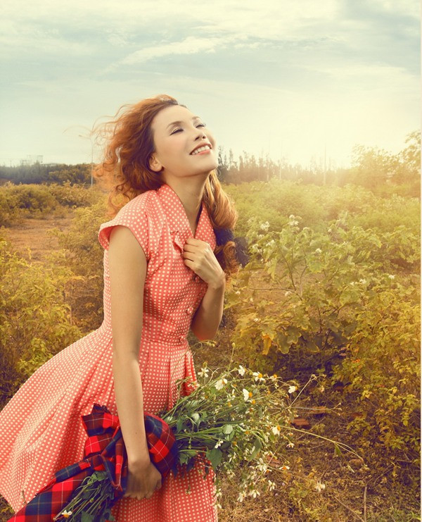 Hồ Quỳnh Hương chia sẻ: “Từ khi còn là sinh viên trong trường Đại học Văn hóa Nghệ thuật Quân đội, Hương đã có may mắn được đi biểu diễn phục vụ khán giả ở nhiều tỉnh, thành trong cả nước. Càng đi nhiều, Hương càng nhận thấy vẻ đẹp phong phú của thiên nhiên, con người, văn hóa rất riêng của từng địa phương, và tình cảm sâu nặng của những người dân dành cho mảnh đất quê hương nơi họ đang sinh sống. Từ những cảm nhận thực tiễn đó, Hương đã nảy nở một kế hoạch mang tên Rạng rỡ Việt Nam để thể hiện mong muốn của mình là sản xuất và phát hành các album với những bài hát về những vùng đất trên suốt dải đất hình chữ S”. (Theo Kênh 14) Hồ Quỳnh Hương chia sẻ: “Từ khi còn là sinh viên trong trường Đại học Văn hóa Nghệ thuật Quân đội, Hương đã có may mắn được đi biểu diễn phục vụ khán giả ở nhiều tỉnh, thành trong cả nước. Càng đi nhiều, Hương càng nhận thấy vẻ đẹp phong phú của thiên nhiên, con người, văn hóa rất riêng của từng địa phương, và tình cảm sâu nặng của những người dân dành cho mảnh đất quê hương nơi họ đang sinh sống. Từ những cảm nhận thực tiễn đó, Hương đã nảy nở một kế hoạch mang tên Rạng rỡ Việt Nam để thể hiện mong muốn của mình là sản xuất và phát hành các album với những bài hát về những vùng đất trên suốt dải đất hình chữ S”. (Theo Kênh 14)