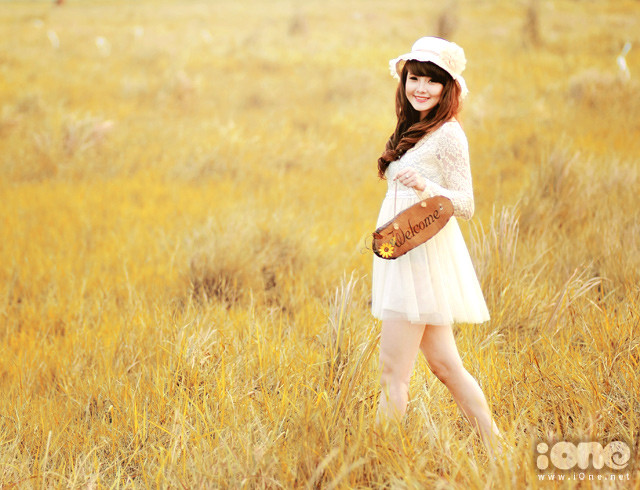 Váy trắng tinh khôi, mũ viền điệu đà, Khánh Chi - em gái Công Vinh không khác gì những cô gái xinh đẹp trong phim 'Ngôi nhà nhỏ trên thảo nguyên'. Váy trắng tinh khôi, mũ viền điệu đà, Khánh Chi - em gái Công Vinh không khác gì những cô gái xinh đẹp trong phim 'Ngôi nhà nhỏ trên thảo nguyên'.