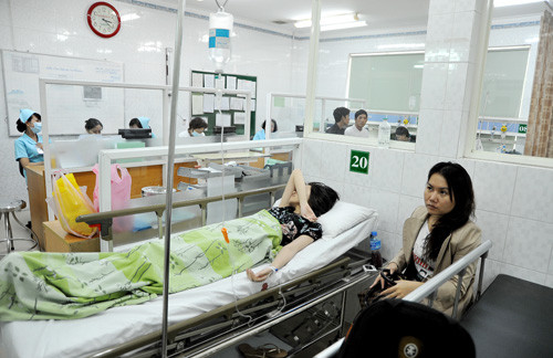 Nữ ca sĩ Thụy Anh đã phải nhập viện vào chiều 3/4 sau khi đọc những câu trả lời của Ngô Kiến Huy về việc anh thừa nhận có con với cô. Hiện tại Thụy Anh đang được điều trị ở bệnh viện An Sinh, quận Phú Nhuận (TP.HCM). Với khuôn mặt xanh xao, mệt mỏi, cô vừa khóc nức nở, vừa hỏi: "Tại sao Ngô Kiến Huy hạ nhục tôi? Tại sao Huy lại nhẫn tâm, chối bỏ mẹ con tôi như vậy? Nếu tôi và Huy không có tình cảm với nhau, làm sao chúng tôi có được đứa con?". Nữ ca sĩ Thụy Anh đã phải nhập viện vào chiều 3/4 sau khi đọc những câu trả lời của Ngô Kiến Huy về việc anh thừa nhận có con với cô. Hiện tại Thụy Anh đang được điều trị ở bệnh viện An Sinh, quận Phú Nhuận (TP.HCM). Với khuôn mặt xanh xao, mệt mỏi, cô vừa khóc nức nở, vừa hỏi: "Tại sao Ngô Kiến Huy hạ nhục tôi? Tại sao Huy lại nhẫn tâm, chối bỏ mẹ con tôi như vậy? Nếu tôi và Huy không có tình cảm với nhau, làm sao chúng tôi có được đứa con?".