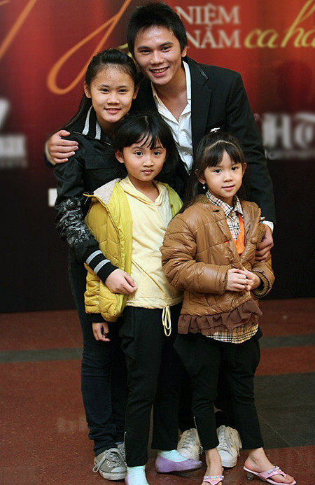 "Trong nhóm, tôi là người luôn kết nối các thành viên vì tôi dễ tính, hài hước. Tôi không bao giờ ghen tị với thành công của các bạn mà luôn tự hào họ là những mảnh của Quả Dưa Hấu. Tôi cũng có thèm muốn được trình diễn, được yêu quý như các bạn nhưng không phải tôi so đo với hào quang của họ. Tôi thiệt thòi hơn vì tôi vướng vào chuyện vợ con. Có thể tôi đã có những thành công nhưng tôi lại chọn gia đình", cựu thành viên nhóm Quả Dưa Hấu Anh Tú giãy bày. (Theo Vnexpress) "Trong nhóm, tôi là người luôn kết nối các thành viên vì tôi dễ tính, hài hước. Tôi không bao giờ ghen tị với thành công của các bạn mà luôn tự hào họ là những mảnh của Quả Dưa Hấu. Tôi cũng có thèm muốn được trình diễn, được yêu quý như các bạn nhưng không phải tôi so đo với hào quang của họ. Tôi thiệt thòi hơn vì tôi vướng vào chuyện vợ con. Có thể tôi đã có những thành công nhưng tôi lại chọn gia đình", cựu thành viên nhóm Quả Dưa Hấu Anh Tú giãy bày. (Theo Vnexpress)