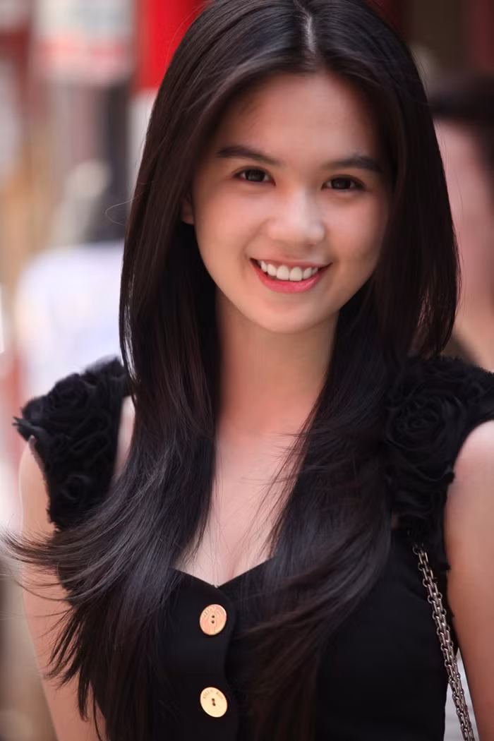 Nụ cười tươi tắn của Ngọc Trinh.