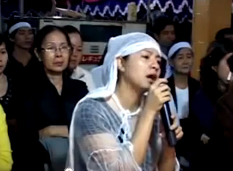 Hình ảnh người vợ đau khổ hát trước linh cữu chồng. Hình ảnh người vợ đau khổ hát trước linh cữu chồng.