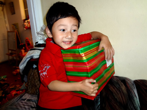 Khuôn mặt phấn khởi của cậu bé khi nhận được món quà từ ông già Noel. Khuôn mặt phấn khởi của cậu bé khi nhận được món quà từ ông già Noel.