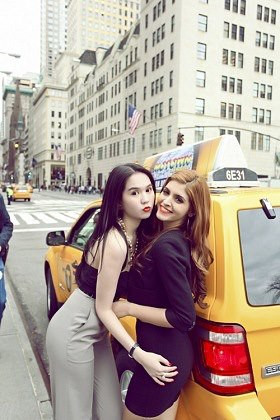 Tạo dáng chụp hình xì- tin.