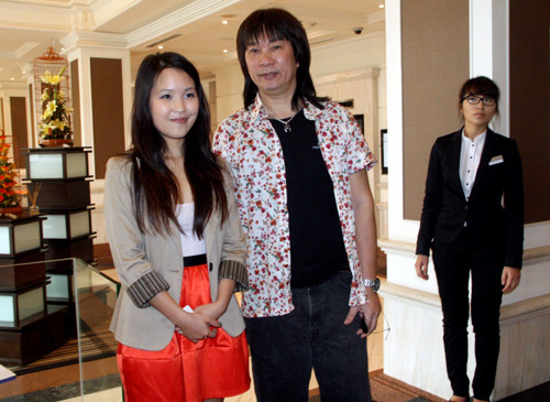 Hà My tươi tắn bên cạnh bố. Hà My tươi tắn bên cạnh bố.