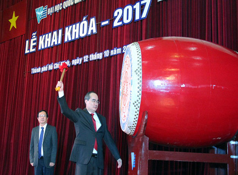 Bí thư Nguyễn Thiện Nhân đánh trống khai khóa 2017 tại Đại học Quốc gia thành phố (Ảnh: VNUHCM) Bí thư Nguyễn Thiện Nhân đánh trống khai khóa 2017 tại Đại học Quốc gia thành phố (Ảnh: VNUHCM)