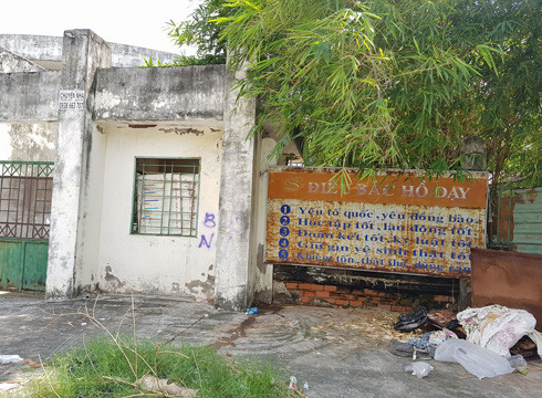 Cổng trường đã đóng im ỉm suốt từ 7 năm qua, không ai đếm xỉa gì tới (ảnh: P.L)