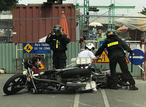 Tình huống va chạm, thiếu kiểm soát giữa Cảnh sát cơ động và học sinh lớp 12 (ảnh: CTV) Tình huống va chạm, thiếu kiểm soát giữa Cảnh sát cơ động và học sinh lớp 12 (ảnh: CTV)