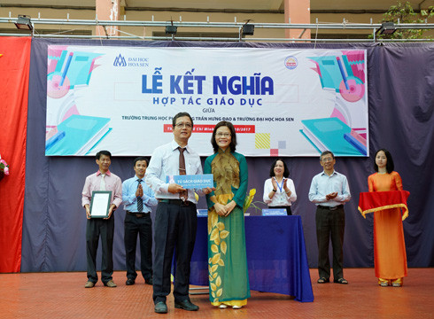 Trường Đại học Hoa Sen trao tặng quà kỷ niệm cho Trường Trần Hưng Đạo ngày 23/10 (ảnh: P.L)