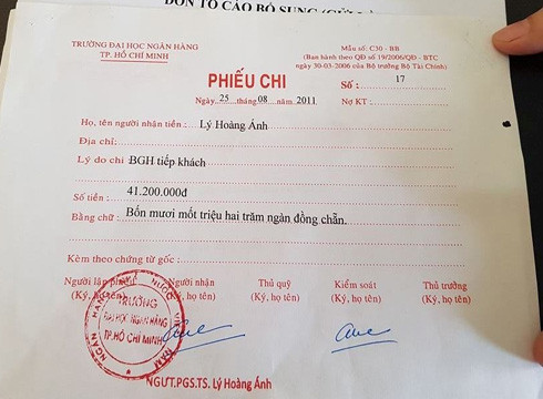 Phiếu chi ngày 25/8/2011, ghi mục đích là BGH tiếp khách với trị giá 41,2 triệu đồng (ảnh: P.L) Phiếu chi ngày 25/8/2011, ghi mục đích là BGH tiếp khách với trị giá 41,2 triệu đồng (ảnh: P.L)