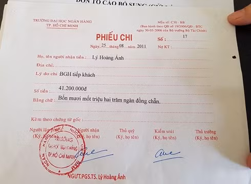 Phiếu chi ngày 25/8/2011, ghi mục đích là BGH tiếp khách với trị giá 41,2 triệu đồng (ảnh: P.L)