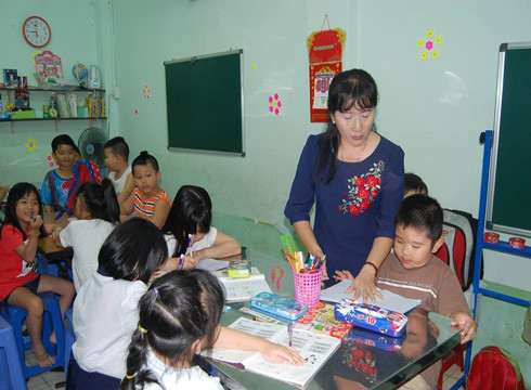 Cô Nguyễn Thị Hợp đang luyện chữ miễn phí cho trẻ em nghèo trong khu vực (ảnh: Đ.T) Cô Nguyễn Thị Hợp đang luyện chữ miễn phí cho trẻ em nghèo trong khu vực (ảnh: Đ.T)