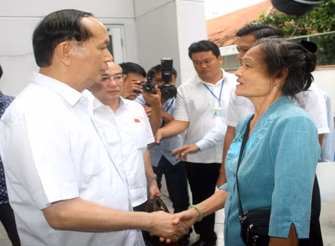 Chủ tịch nước Trần Đại Quang gặp gỡ cử tri sau buổi tiếp xúc ngày 13/10 (ảnh: P.L)