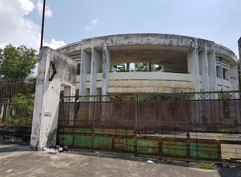 Ngôi trường tiểu học trị giá gần 20 tỷ đồng bị bỏ hoang suốt 7 năm qua, gây ra sự bức xúc từ người dân (ảnh: P.L) Ngôi trường tiểu học trị giá gần 20 tỷ đồng bị bỏ hoang suốt 7 năm qua, gây ra sự bức xúc từ người dân (ảnh: P.L)