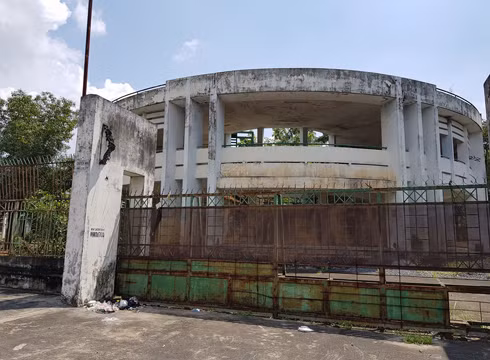 Ngôi trường tiểu học trị giá gần 20 tỷ đồng bị bỏ hoang suốt 7 năm qua, gây ra sự bức xúc từ người dân (ảnh: P.L)