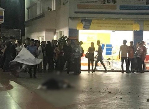 Hiện trường nam sinh viên tử vong ở sân trường HUTECH vào cuối ngày 17/10 (ảnh: fanpage HUTECH) Hiện trường nam sinh viên tử vong ở sân trường HUTECH vào cuối ngày 17/10 (ảnh: fanpage HUTECH)