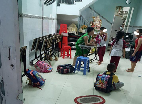 Cơ sở dạy thêm Long Vi với các em học sinh mặc quần áo trường tiểu học tới chuẩn bị học thêm (ảnh: P.L) Cơ sở dạy thêm Long Vi với các em học sinh mặc quần áo trường tiểu học tới chuẩn bị học thêm (ảnh: P.L)