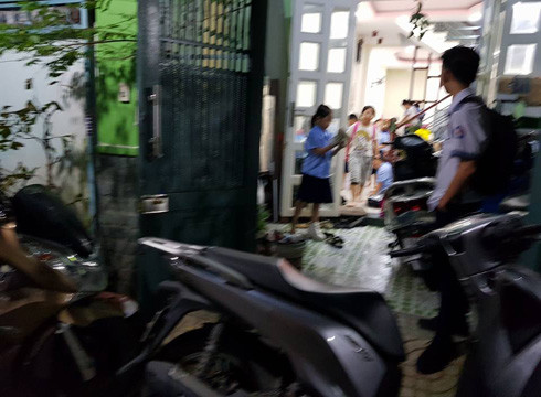 Học sinh tan học thêm ở lớp cô M, cô Th. dạy vào tối ngày 26/10 (ảnh: P.L) Học sinh tan học thêm ở lớp cô M, cô Th. dạy vào tối ngày 26/10 (ảnh: P.L)