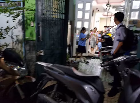 Học sinh tan học thêm ở lớp cô M, cô Th. dạy vào tối ngày 26/10 (ảnh: P.L)