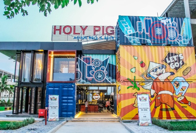 Không gian trẻ trung ngay cửa vào Holy Pig (Ảnh từ Tripadvisor) Không gian trẻ trung ngay cửa vào Holy Pig (Ảnh từ Tripadvisor)