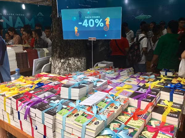 Những combo sách được đóng gói đẹp mắt với mức giảm giá hấp dẫn.