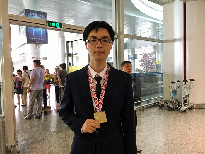 Em Trương Đông Hưng (học sinh lớp 12, Trường Trung học phổ thông chuyên Quốc học Huế, tỉnh Thừa thiên Huế) giành Huy chương Vàng cho biết, em ấn tượng với đề thi năm nay bởi có nhiều hình vẽ ngộ nghĩnh làm giảm căng thẳng cho thí sinh. Em Trương Đông Hưng (học sinh lớp 12, Trường Trung học phổ thông chuyên Quốc học Huế, tỉnh Thừa thiên Huế) giành Huy chương Vàng cho biết, em ấn tượng với đề thi năm nay bởi có nhiều hình vẽ ngộ nghĩnh làm giảm căng thẳng cho thí sinh.